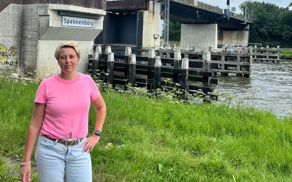 Noodkreet uit Tjerkgaast. Lucia is woest, Oepkje pakt Google Maps erbij en schrikt: ‘Myn soan wennet aanst op 29 yn stee fan 5 kilometer’