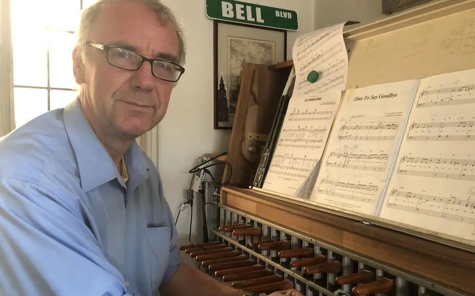 Belgische beiaardmuziek en Friese orgelklanken ontmoeten elkaar in centrum van Dokkum