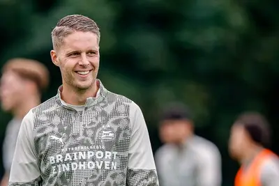 Drie redenen waarom PSV tot verkoop van Joey Veerman aan Brentford moét overgaan (en een reden waarom niet)