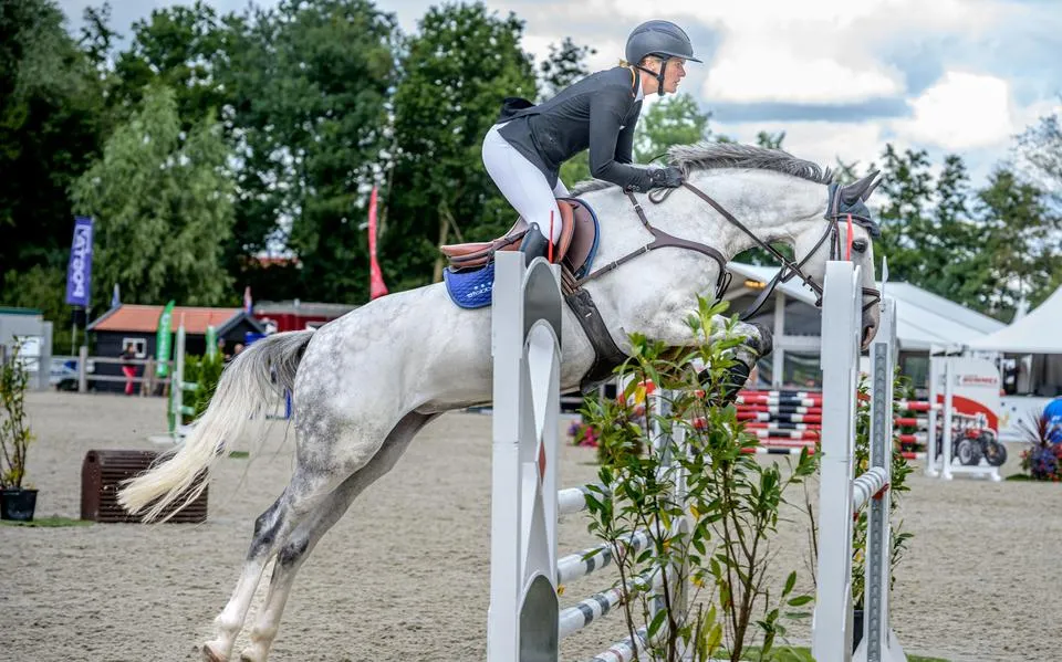 Met haar dochters als grootste fans rijdt amazone Marriët Smit-Hoekstra uit Mildam van prijs naar prijs. ‘Ik leef mijn droom’