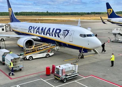 Zondagse chaos op Eindhoven Airport: lange wachttijden door personeelstekort bij Ryanair-afhandelaar