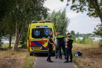 Slachtoffer ligt zwaargewond op fietspad na melding van steekpartij, bloedspoor van honderden meters in wijk