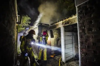 Asbestdeeltjes in wijk na felle brand bij schuurtjes in Eindhoven: ‘Binnen tien minuten kreeg ik last van mijn longen’