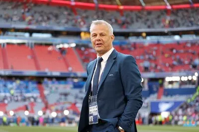 Kuipers praat PSV-selectie bij over afspraken met arbiters in Champions League