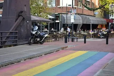 Mysterie opgelost: waarom het regenboogpad in Helmond maar zes kleuren heeft