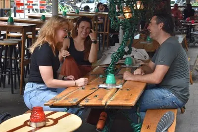 Van koeien aaien tot frietjes eten in de handstand: zo speel je Crazy 88 in Eindhoven