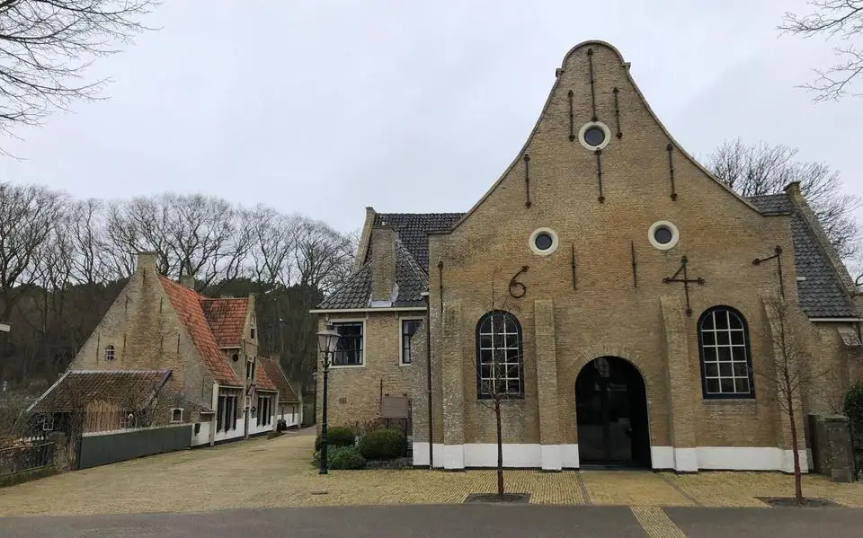 Kerkgebruikers verzetten zich nu ook tegen groot appartementengebouw in hart van Vlieland