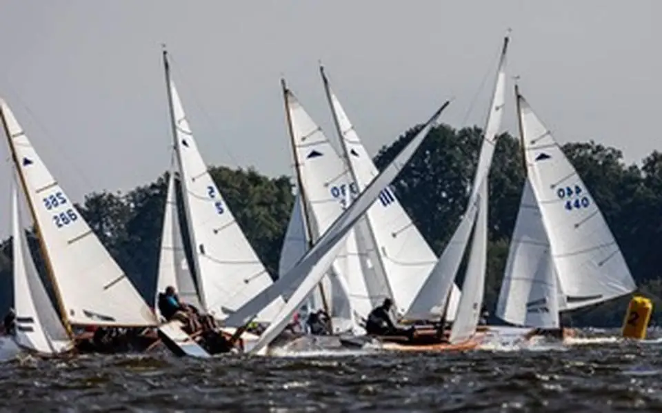 Wiebe Schippers bij NK Pampus op de Snitser Mar op koers voor zevende titel