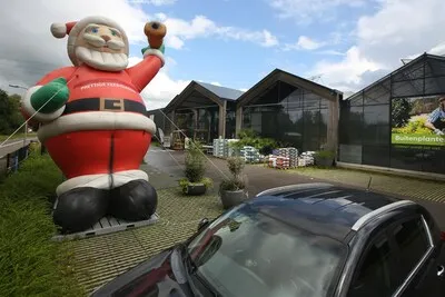 Hartje zomer staat deze gigantische kerstman al overeind: ‘Zijn de paaseitjes er ook al?’