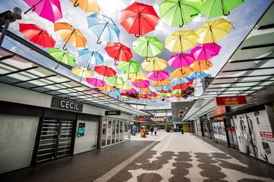 Kleurrijke paraplu’s maken Woensels winkelcentrum wat gezelliger: ‘Hele dag lopen mensen foto’s te maken’