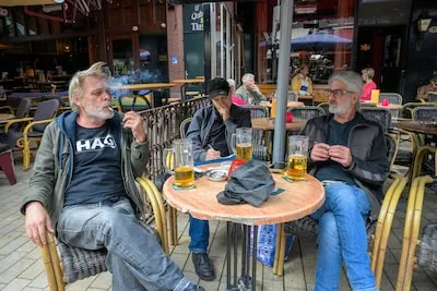 Roken op Tilburgse terrassen blijft populair: ‘Een sigaret hoort bij ontspanning en borrelen’