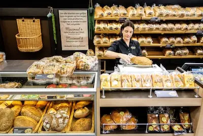 Brood van gisteren valt in de smaak: grote belangstelling voor nieuwe Tilburgse 'tweedekansbakkerij'