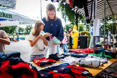 Voetbalschoenen te krap, hockeystick versleten en de contributie komt eraan: sporten is een dure grap (en dit doen clubs eraan)