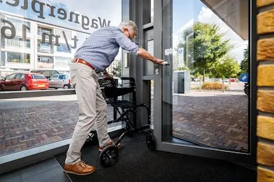 Gestuntel bij defecte voordeur van Tilburgse flat: ‘Potverdomme, wat gaat die lastig open’