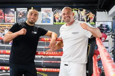 Ooit rivalen, maar nu is de één de trainer en de ander zijn leerling: ‘Leek wel of hij een ei ging bakken bij zijn vorige gevecht’