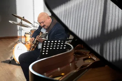 Muzikant Guldenaar keert terug in de Helmondse politiek: ‘Ik moet Wilbert steunen’