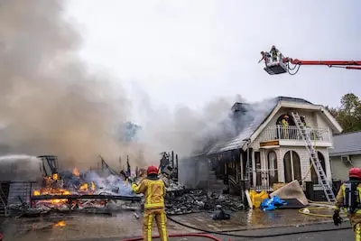 Lachende filmer (15) deels schuldig aan brand op woonwagenkamp, ouders ook aansprakelijk