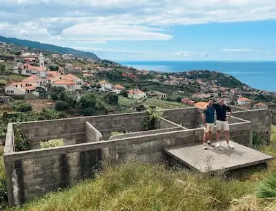 Van roeivrienden naar vastgoedavonturiers: Yannick en Thomas (31) kochten een bouwval op Madeira