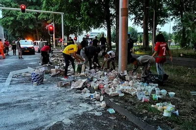 Omstanders slaan hun slag als vrachtwagen lading zuivel verliest, maar mag dat wel? ‘Dit is eigendom van een bedrijf’