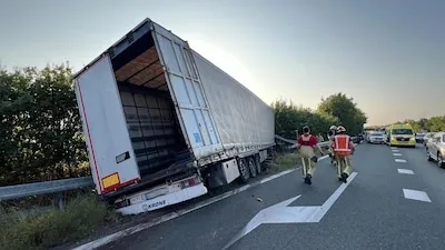 Vrachtwagen krijgt klapband, schiet door middenberm en belandt op verkeerde weghelft A2 bij Maarheeze, twee gewonden