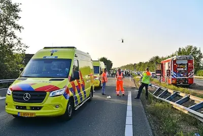 A2 bij Maarheeze vroeg in de ochtend weer open na ongeval met vrachtwagen, twee gewonden