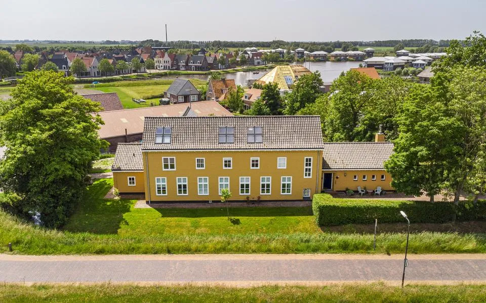 Ooit een cruciale rol, nu een woning: in Oostmahorn staat een voormalig PTT-versterkerstation te koop