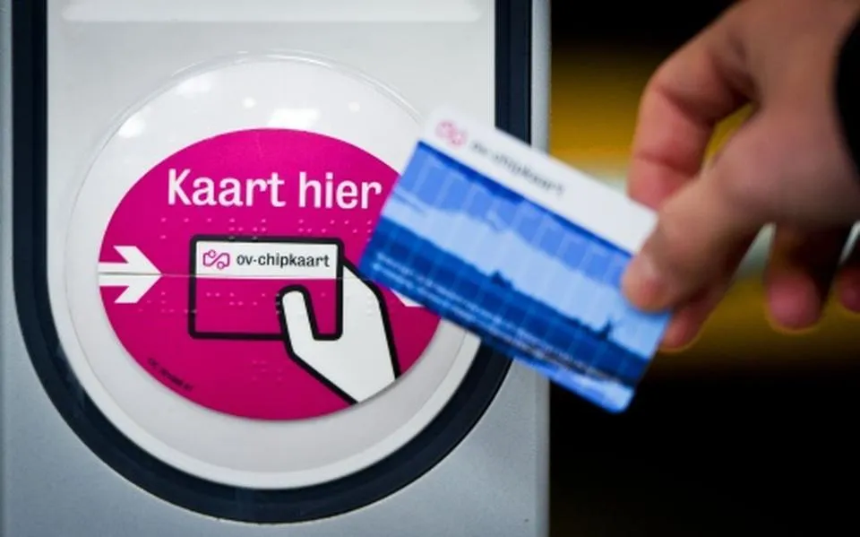 Servicepunten voor openbaar vervoer bijna verdwenen: zo behoud je oudere niet in ov | Opinie