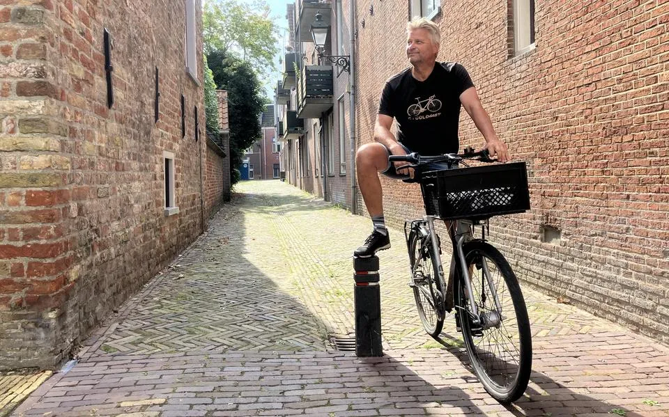 Kees uit Leeuwarden ergert zich aan al die paaltjes op het fietspad. Een tocht langs ‘vreselijk onzinnige’ obstakels