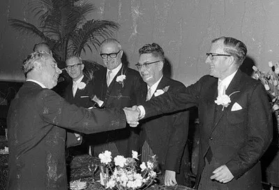 Bouwen, bouwen, bouwen... en op z’n tijd een feestje vieren