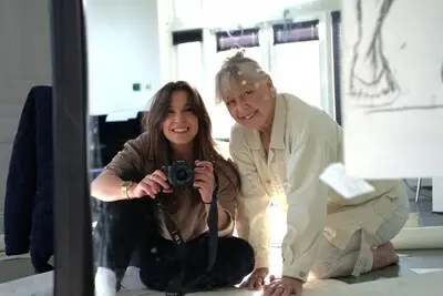Marianne (79) staat voor het eerst op het toneel in voorstelling van kleindochter: ‘Als je leert, dan leef je’