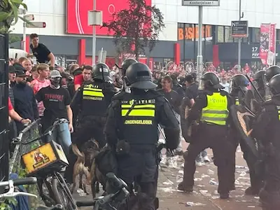 Twee relschoppers van het kampioensfeest van PSV zijn nu herkenbaar in beeld, vier anderen zijn inmiddels geïdentificeerd