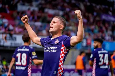 PSV wijst eerste bod op Veerman af, Brentford beraadt zich