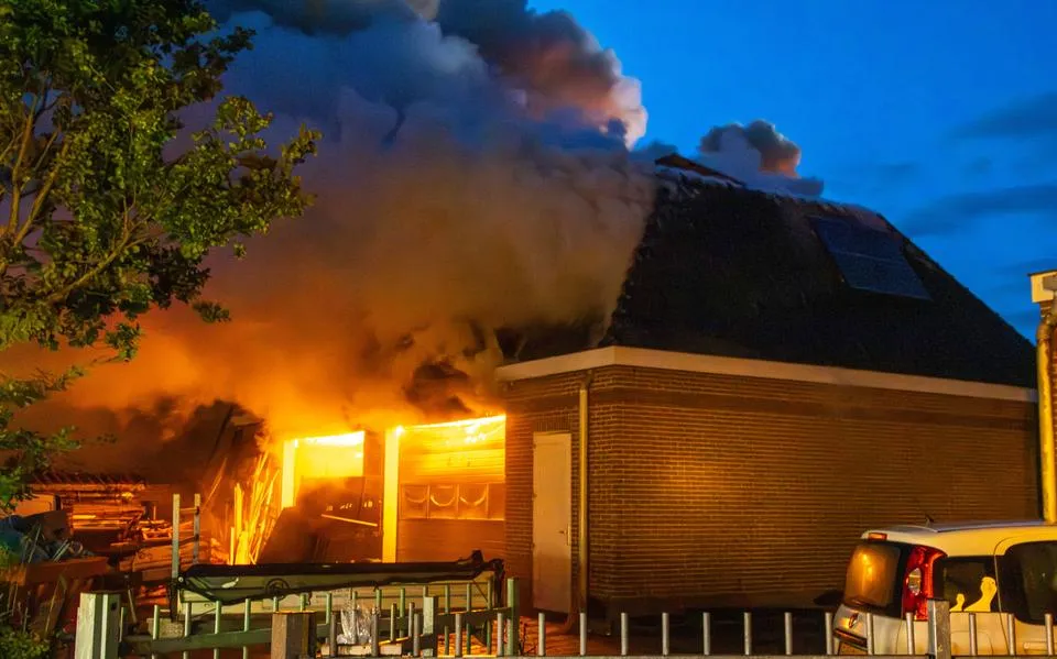 Felle brand in schuur Heerenveen. NL-alert verstuurd vanwege rook