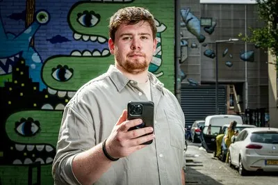 Serge (22) was getuige van intimidatie van zijn zusje en ontwikkelde een app die vrouwen veilig moet thuiskrijgen