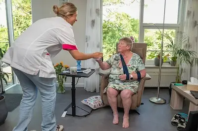 Wijkver­pleeg­kun­di­ge Patricia komt in Eindhoven ouderen tegen die de hele dag alleen in hun hete woning zitten: ‘Best wel schrijnend’