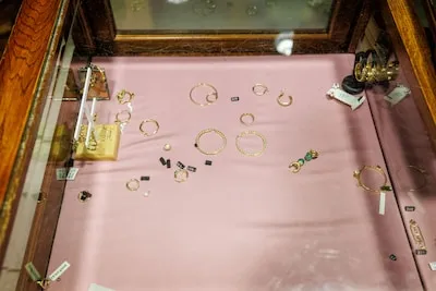 Gewelddadige overval op Tilburgse juwelier ‘lijkt wel een film met pipomaskers en pistool’: dader blijft achter tralies