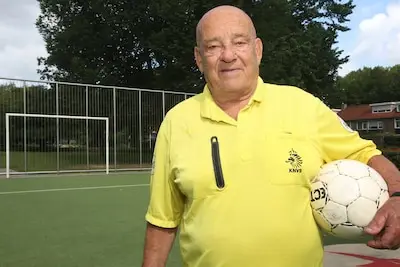 Tilburgse scheidsrechter Jan (80) stopte na 4000 wedstrijden; is de KNVB zijn afscheid vergeten?