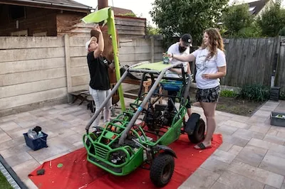 De ‘quadkuip’ en een gemotoriseerde kruiwagen: Tilburgse crossfanaten sleutelen aan de meest bizarre dingen