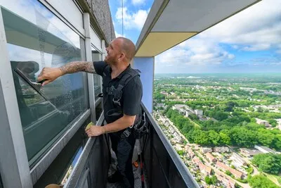 Glazenwasser Mark schommelt in de wind op 140 meter hoogte bij de Westpoint: ‘Door de ramen zie ik soms dingen...’