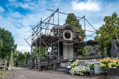 Stichting restaureert Tilburgse begraafplaatsen, graf voor graf: ‘Wij bepalen zelf wat de échte monumenten zijn’