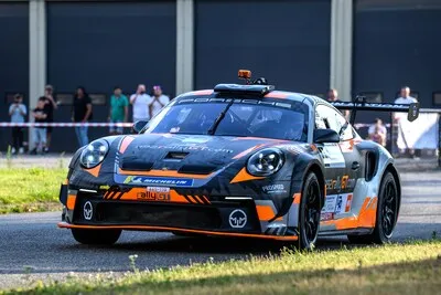Kevin Abbring steelt de show bij debuut in Nederlandse rally: ‘Nog nooit zo’n mooie auto gezien’
