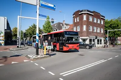 serie afgekocht ed20240624 0010 eindhoven teun van beek en oscar vinck bij het drukke kruispunt waar de nieuwe hov lijn komt