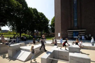 Bekende graffiti-artiest met verf aan de slag in nieuw Helmonds park