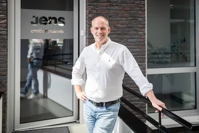 Eigenwijze techneut Sjoerd (52) weet met zijn Helmondse bureau wel raad met ‘het saaiste plein van Nederland’