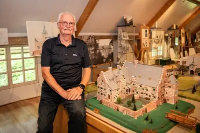 Na tien jaar kan student Peter (77) dan eindelijk promoveren: ‘Zocht uitdaging na mijn pensioen’