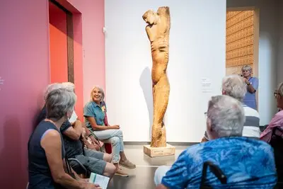 Kunst kijken op rustige manier: ‘Onvergetelijk Van Abbe’ biedt ruimte voor mensen met dementie