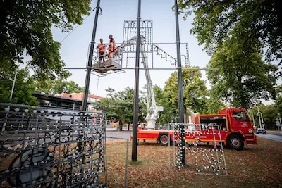 Opbouw Lichtjesroute in volle gang, twee nieuwe ornamenten te zien