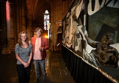 Eindhovense versie van Picasso’s ‘Guernica’: duizenden briefjes verwerkt in schilderij