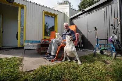 Theo woont na wat omzwervingen nu met zijn honden in Skaeve Huse: ‘Hier is alles wat ik nodig heb’