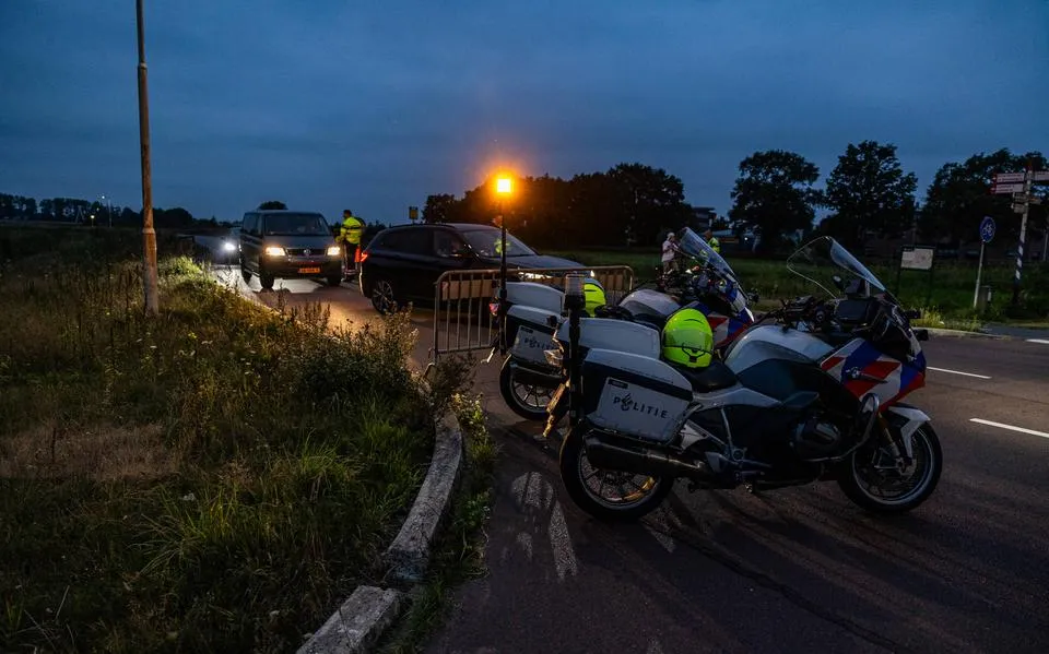 Politie sluit straat in Joure hermetisch af om Project X-situatie te voorkomen